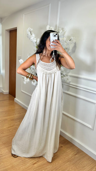 Vestido Engelhado Com Crochet em Bege Pérola