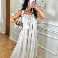 Vestido Engelhado Com Crochet em Bege Pérola