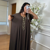 Vestido oversize com folho na manga em Castanho