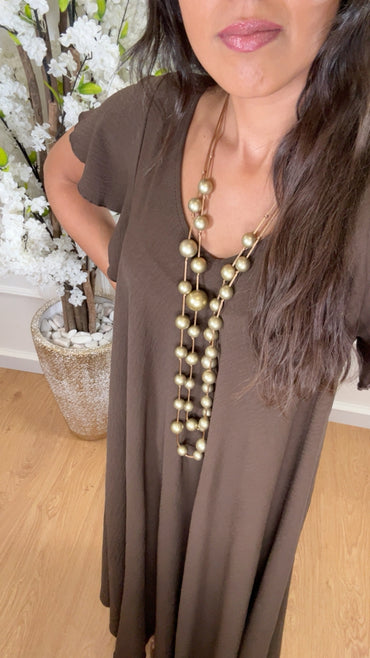 Vestido oversize com folho na manga em Castanho